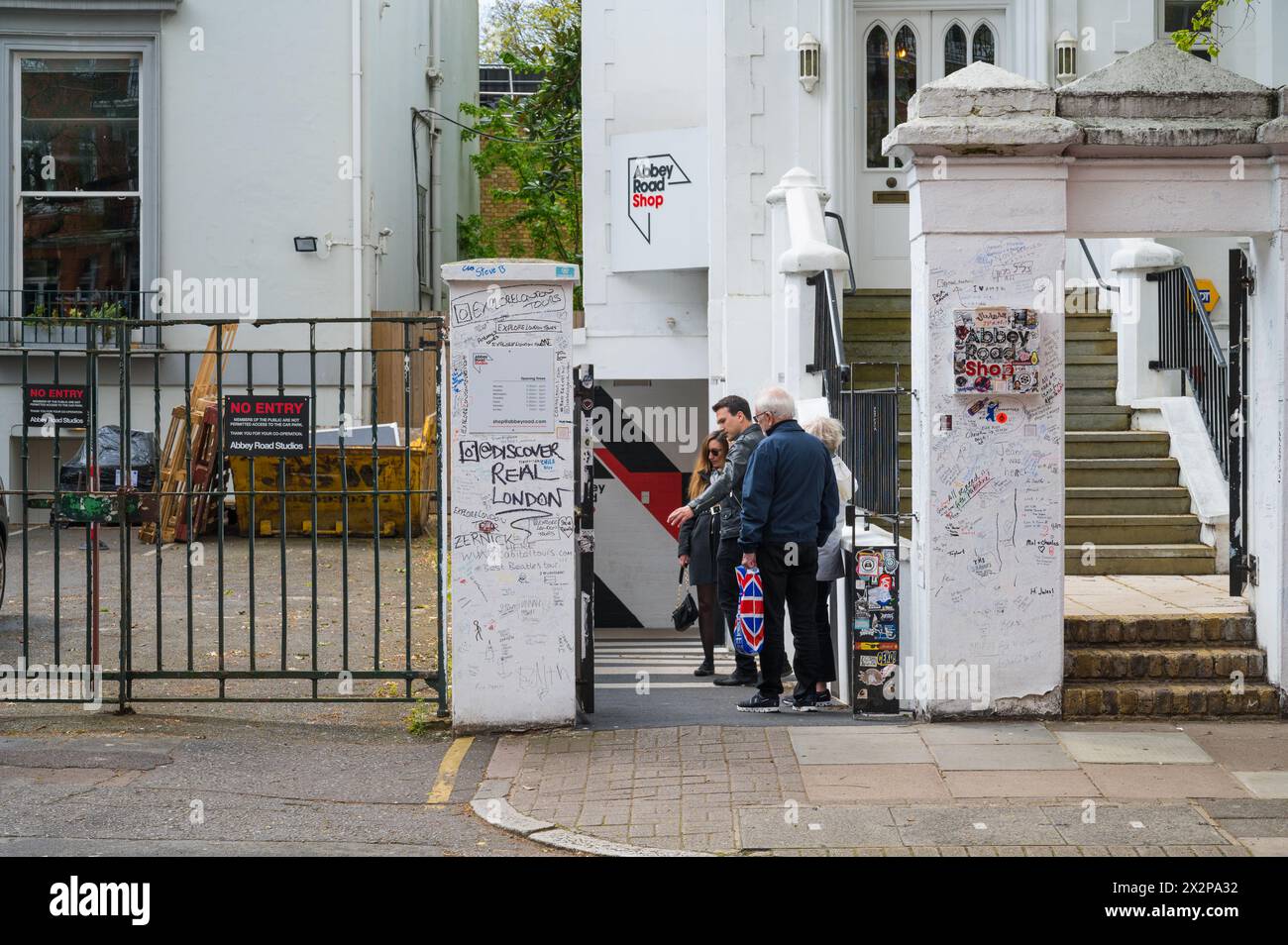 Petit groupe de personnes à l'entrée de Abbey Road Shop dans le studio d'enregistrement musical emblématique de St John's Wood Londres Angleterre Royaume-Uni Banque D'Images