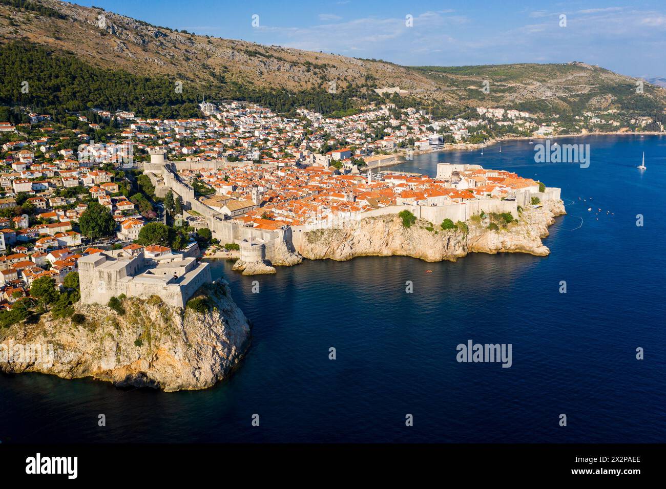Dubrovnik, Croatie : aérienne de la célèbre vieille ville médiévale de Dubrovnik et le Fort Lovrijenac avec ses murs fortifiés par la mer Adriatique en Croatie Banque D'Images