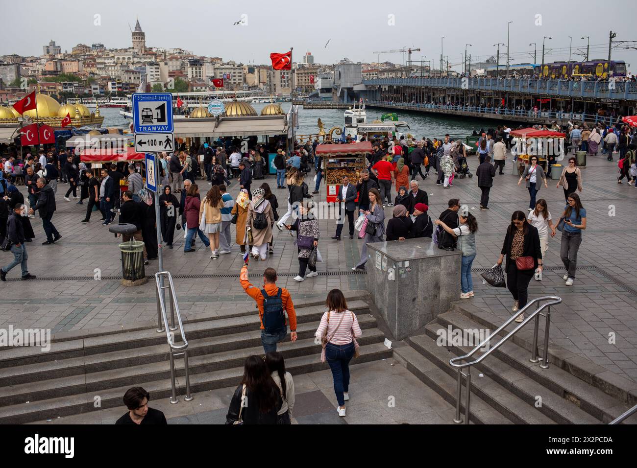 23 avril 2024 : Istanbul, Turquie, 23 avril 2023 : Marche autour de Galata et Eminonu à Istanbul le 23 avril, Journée de la souveraineté nationale et de l'enfance. (Crédit image : © Tolga Ildun/ZUMA Press Wire) USAGE ÉDITORIAL SEULEMENT! Non destiné à UN USAGE commercial ! Banque D'Images