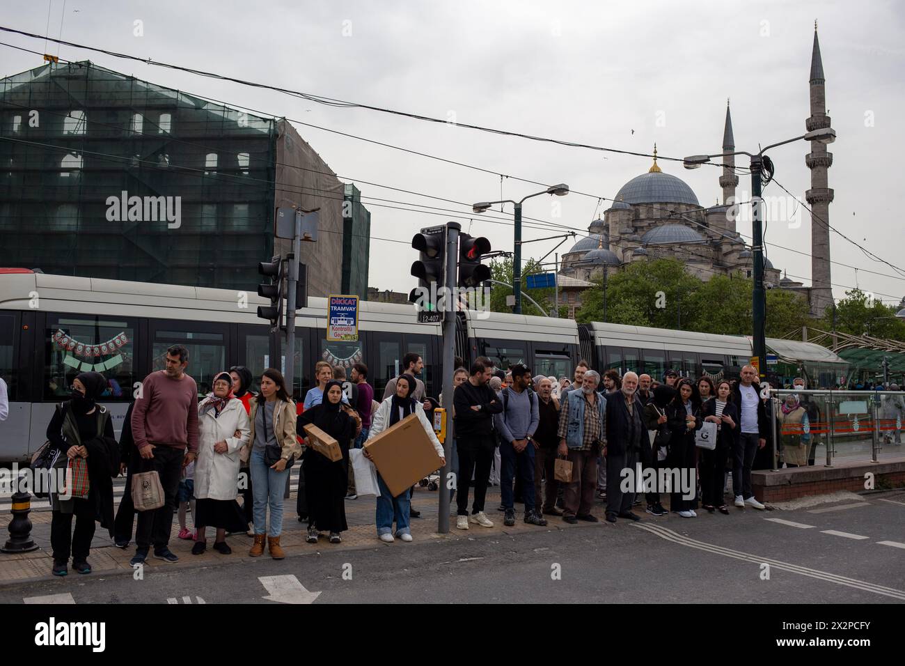 23 avril 2024 : Istanbul, Turquie, 23 avril 2023 : Marche autour de Galata et Eminonu à Istanbul le 23 avril, Journée de la souveraineté nationale et de l'enfance. (Crédit image : © Tolga Ildun/ZUMA Press Wire) USAGE ÉDITORIAL SEULEMENT! Non destiné à UN USAGE commercial ! Banque D'Images