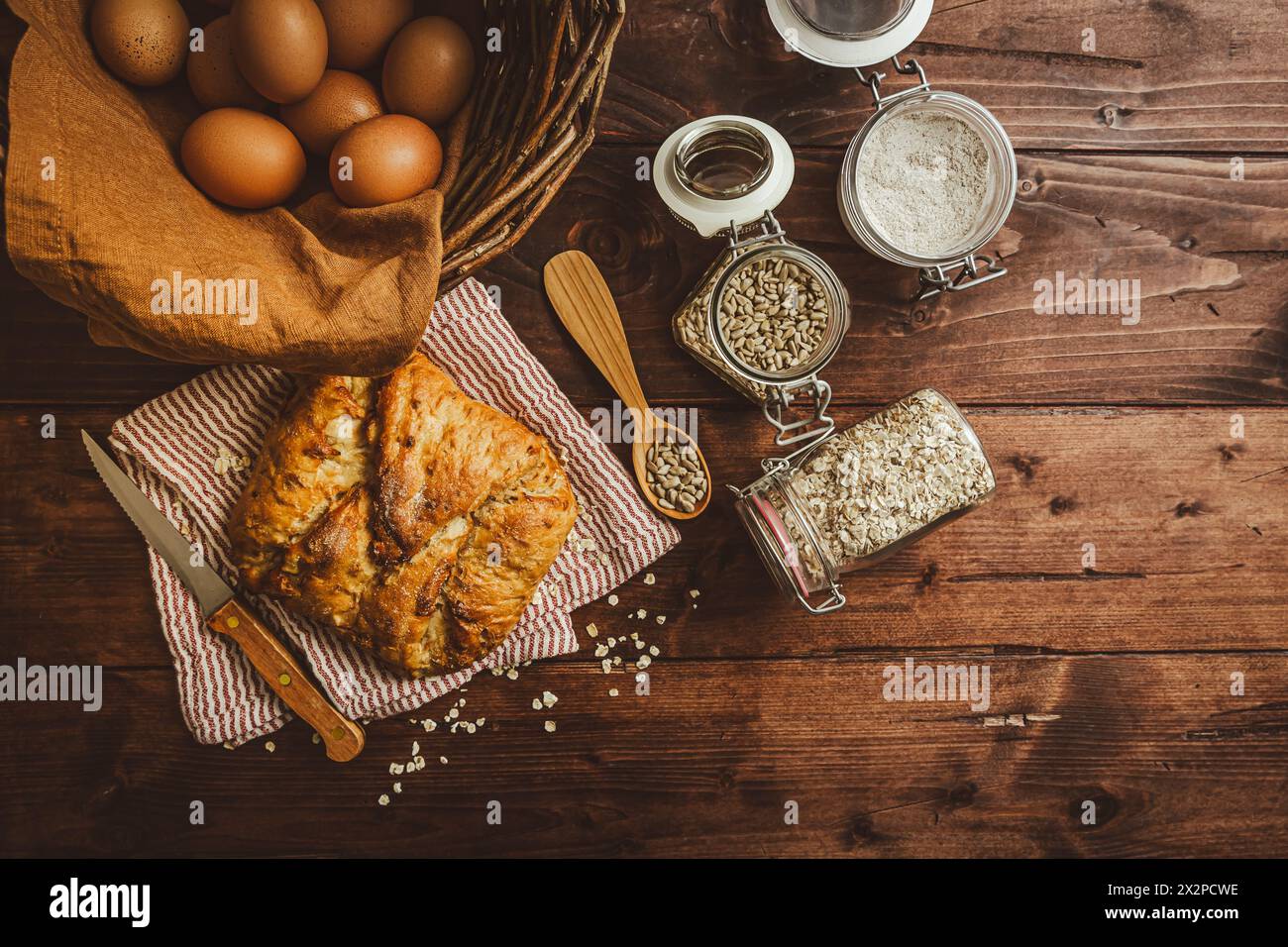 Flocons d'avoine et pain de pomme de terre sur la table de cuisine dans le ton brun Banque D'Images