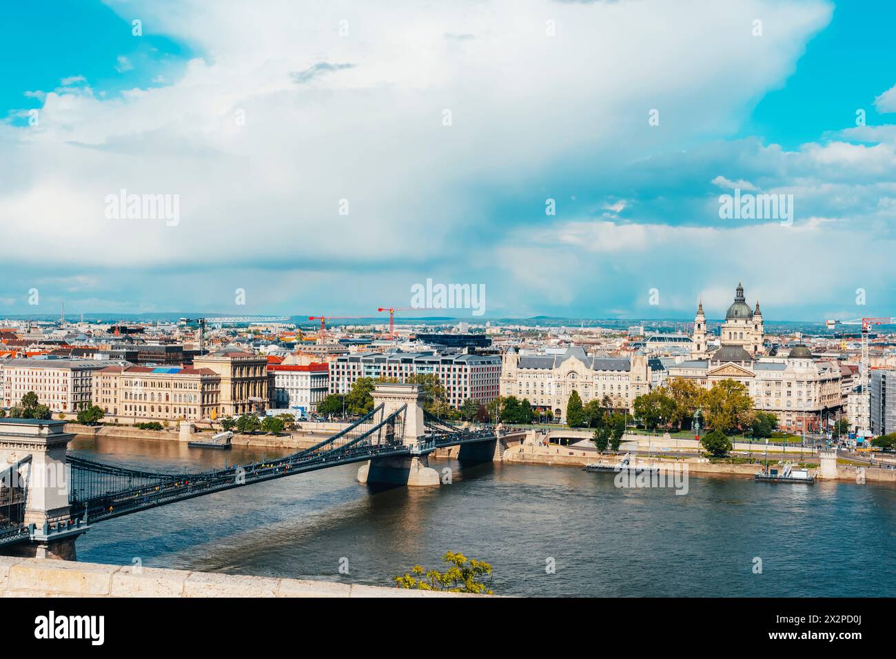 Le Danube et le pont des chaînes Szechenyi, vue depuis le château de Buda. Budapest, Hongrie. Banque D'Images