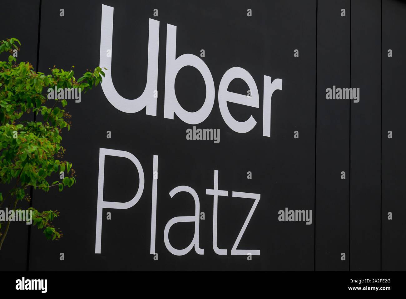 Uber Arena, Uber Platz, Gebaeude, vor dem Spiel der Eisbaeren, Sponsor, Finalspiel 4, Eisbaeren Berlin vs Fischtown Pinguins Bremerhaven, Playoffs, DEL, Eishockey, Uber Arena, 23.04. 2024, *** Uber Arena, Uber Platz, bâtiment, avant le match d'Eisbaeren, sponsor, dernier match 4, Eisbaeren Berlin vs Fischtown Pinguins Bremerhaven, playoffs, DEL, hockey sur glace, Uber Arena, 23 04 2024, Copyright : HMBxMedia/UwexKoch Banque D'Images