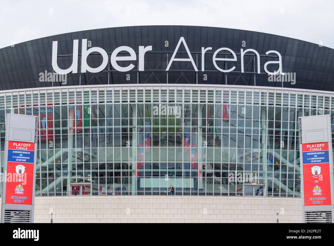 Uber Arena, Uber Platz, Gebaeude, vor dem Spiel der Eisbaeren, Sponsor, Finalspiel 4, Eisbaeren Berlin vs Fischtown Pinguins Bremerhaven, Playoffs, DEL, Eishockey, Uber Arena, 23.04. 2024, *** Uber Arena, Uber Platz, bâtiment, avant le match d'Eisbaeren, sponsor, dernier match 4, Eisbaeren Berlin vs Fischtown Pinguins Bremerhaven, playoffs, DEL, hockey sur glace, Uber Arena, 23 04 2024, Copyright : HMBxMedia/UwexKoch Banque D'Images