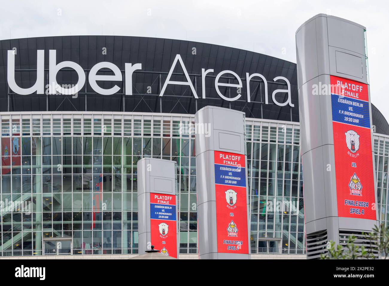 Uber Arena, Uber Platz, Gebaeude, vor dem Spiel der Eisbaeren, Sponsor, Finalspiel 4, Eisbaeren Berlin vs Fischtown Pinguins Bremerhaven, Playoffs, DEL, Eishockey, Uber Arena, 23.04. 2024, *** Uber Arena, Uber Platz, bâtiment, avant le match d'Eisbaeren, sponsor, dernier match 4, Eisbaeren Berlin vs Fischtown Pinguins Bremerhaven, playoffs, DEL, hockey sur glace, Uber Arena, 23 04 2024, Copyright : HMBxMedia/UwexKoch Banque D'Images
