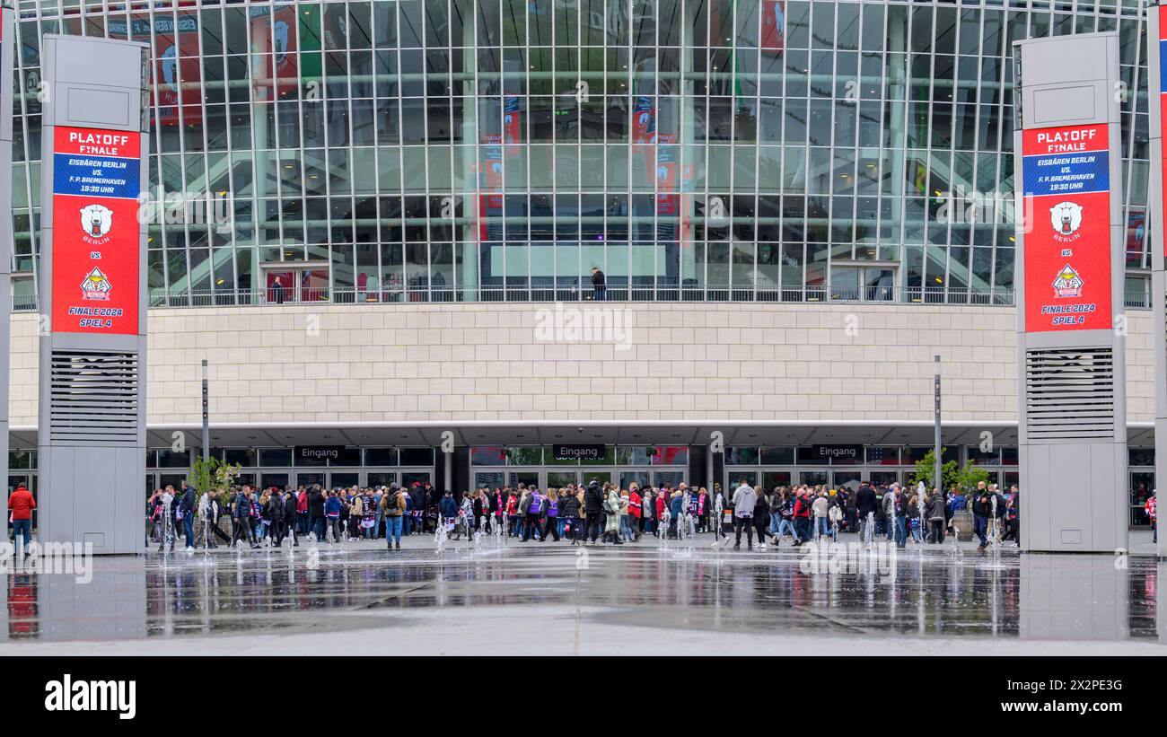 Eingang, Zuschauer, Uber Arena, Uber Platz, Gebaeude, vor dem Spiel der Eisbaeren, Fan, fans, Sponsor, Finalspiel 4, Eisbaeren Berlin vs Fischtown Pinguins Bremerhaven, Playoffs, DEL, Eishockey, Uber Arena, 23.04. 2024, *** entrée, spectateurs, Uber Arena, Uber Platz, bâtiment, avant le match d'Eisbaeren, fan, fans, sponsor, match final 4, Eisbaeren Berlin vs Fischtown Pinguins Bremerhaven, playoffs, DEL, hockey sur glace, Uber Arena, 23 04 2024, Copyright : HMBxMedia/UwexKoch Banque D'Images