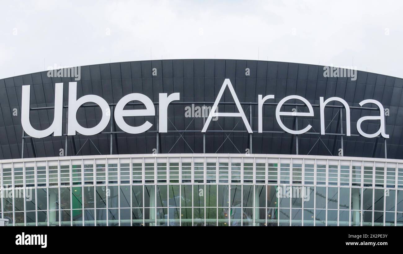 Uber Arena, Uber Platz, Gebaeude, vor dem Spiel der Eisbaeren, Sponsor, Finalspiel 4, Eisbaeren Berlin vs Fischtown Pinguins Bremerhaven, Playoffs, DEL, Eishockey, Uber Arena, 23.04. 2024, *** Uber Arena, Uber Platz, bâtiment, avant le match d'Eisbaeren, sponsor, dernier match 4, Eisbaeren Berlin vs Fischtown Pinguins Bremerhaven, playoffs, DEL, hockey sur glace, Uber Arena, 23 04 2024, Copyright : HMBxMedia/UwexKoch Banque D'Images
