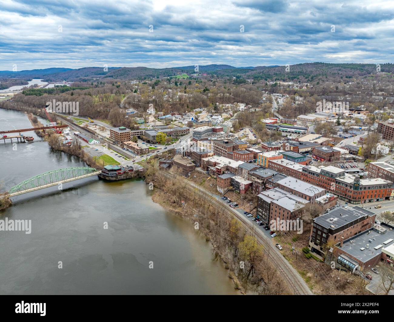 Brattleboro, VT, États-Unis 04-21-2024 : photo aérienne printanière de la ville de Brattleboro, Vermont par une journée partiellement nuageuse. Banque D'Images