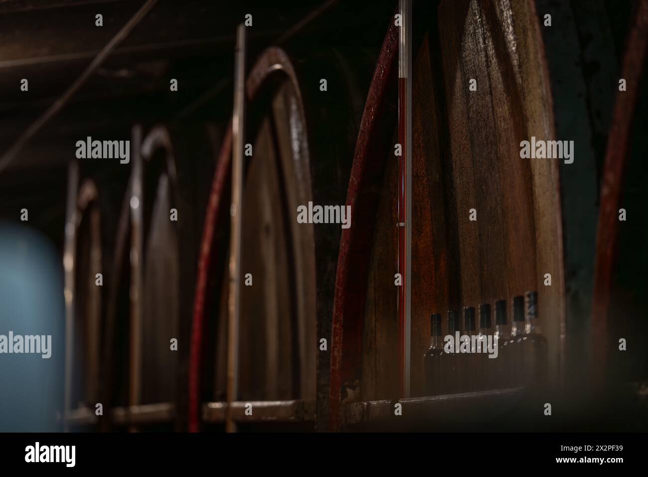 Gros plan des fûts de chêne dans la distillerie Calvados. Calvados production. Ancien équipement pour la distillation de calvados de boisson forte alcoolisée à la pomme en Norman Banque D'Images