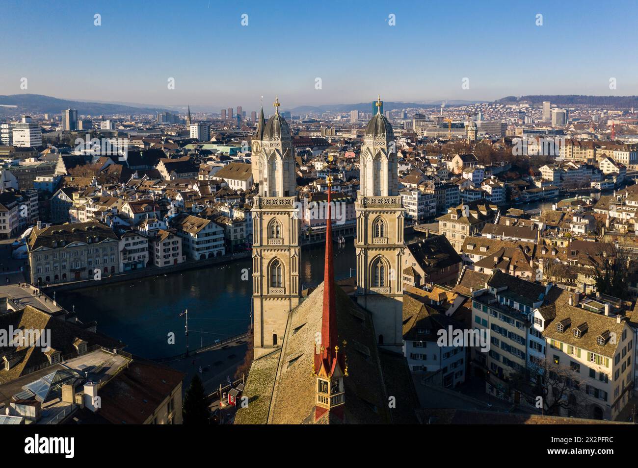 Zurich, Suisse : vue aérienne de la vieille ville de Zurich le long de la rivière Limmat la cathédrale de Grossmunster dans la plus grande ville de Suisse. Banque D'Images