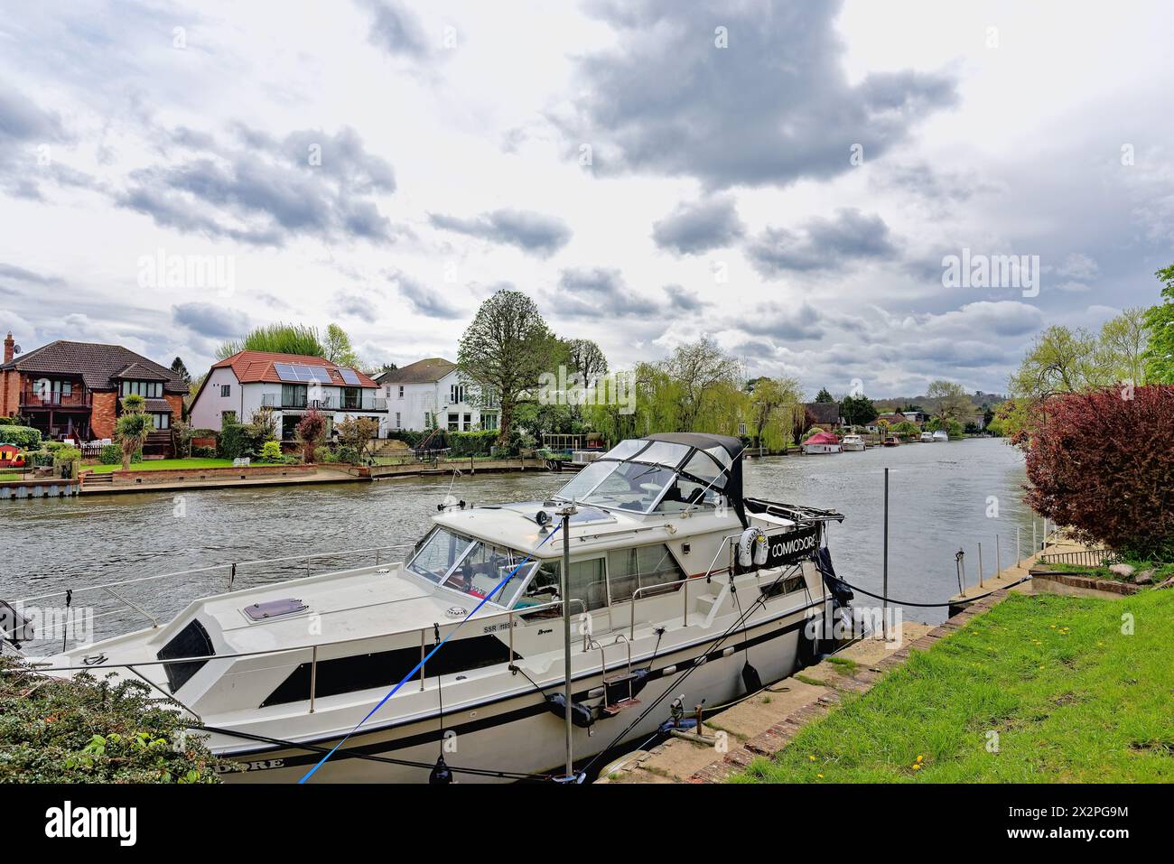 Riverside Houses à Wraysbury vues de l'autre côté de la Tamise à Old Windsor Berkshire Angleterre Royaume-Uni Banque D'Images