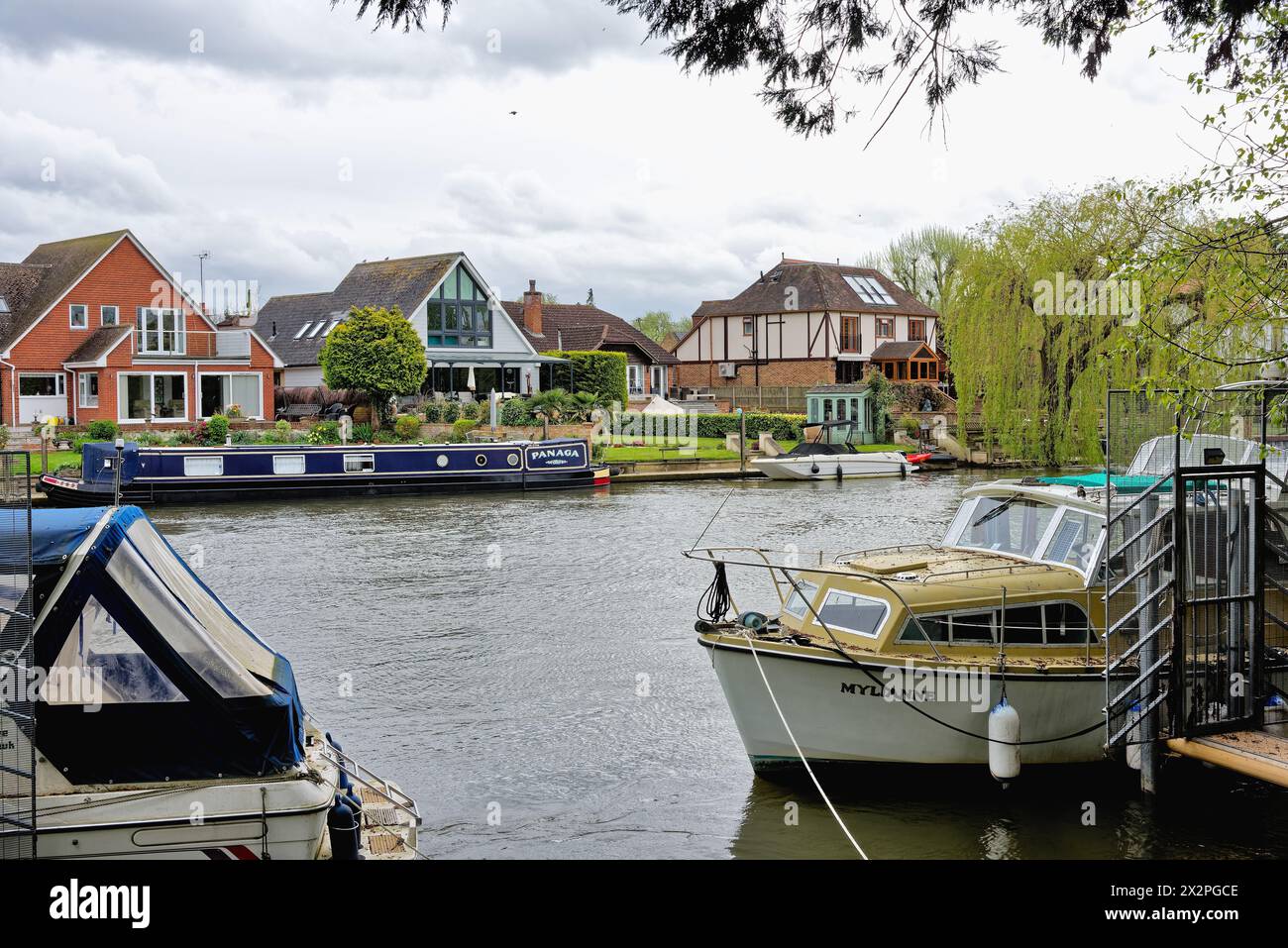 Riverside Houses à Wraysbury vues de l'autre côté de la Tamise à Old Windsor Berkshire Angleterre Royaume-Uni Banque D'Images