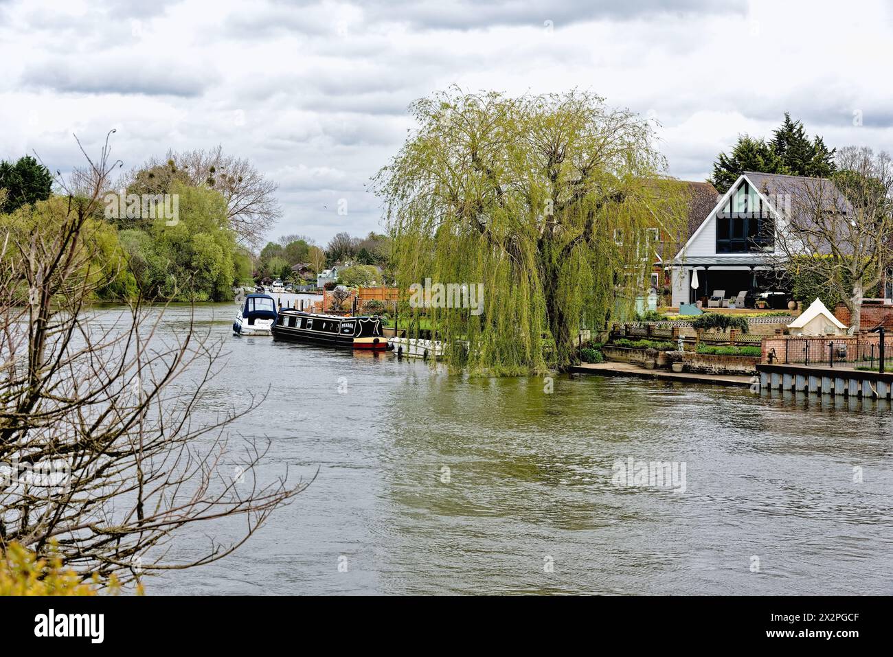 Riverside Houses à Wraysbury vues de l'autre côté de la Tamise à Old Windsor Berkshire Angleterre Royaume-Uni Banque D'Images