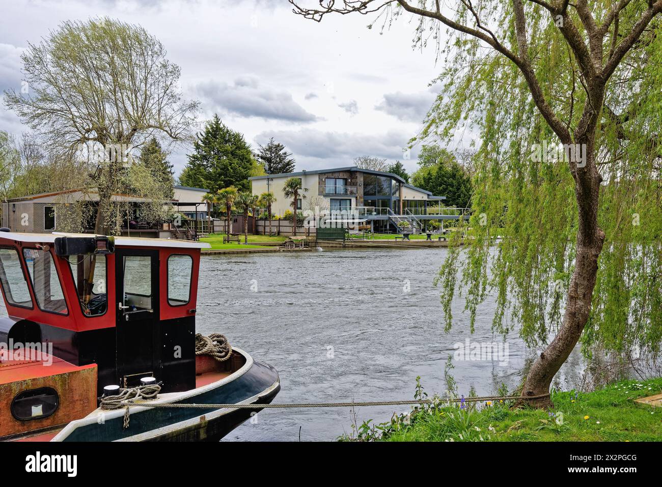 Riverside Houses à Wraysbury vues de l'autre côté de la Tamise à Old Windsor Berkshire Angleterre Royaume-Uni Banque D'Images