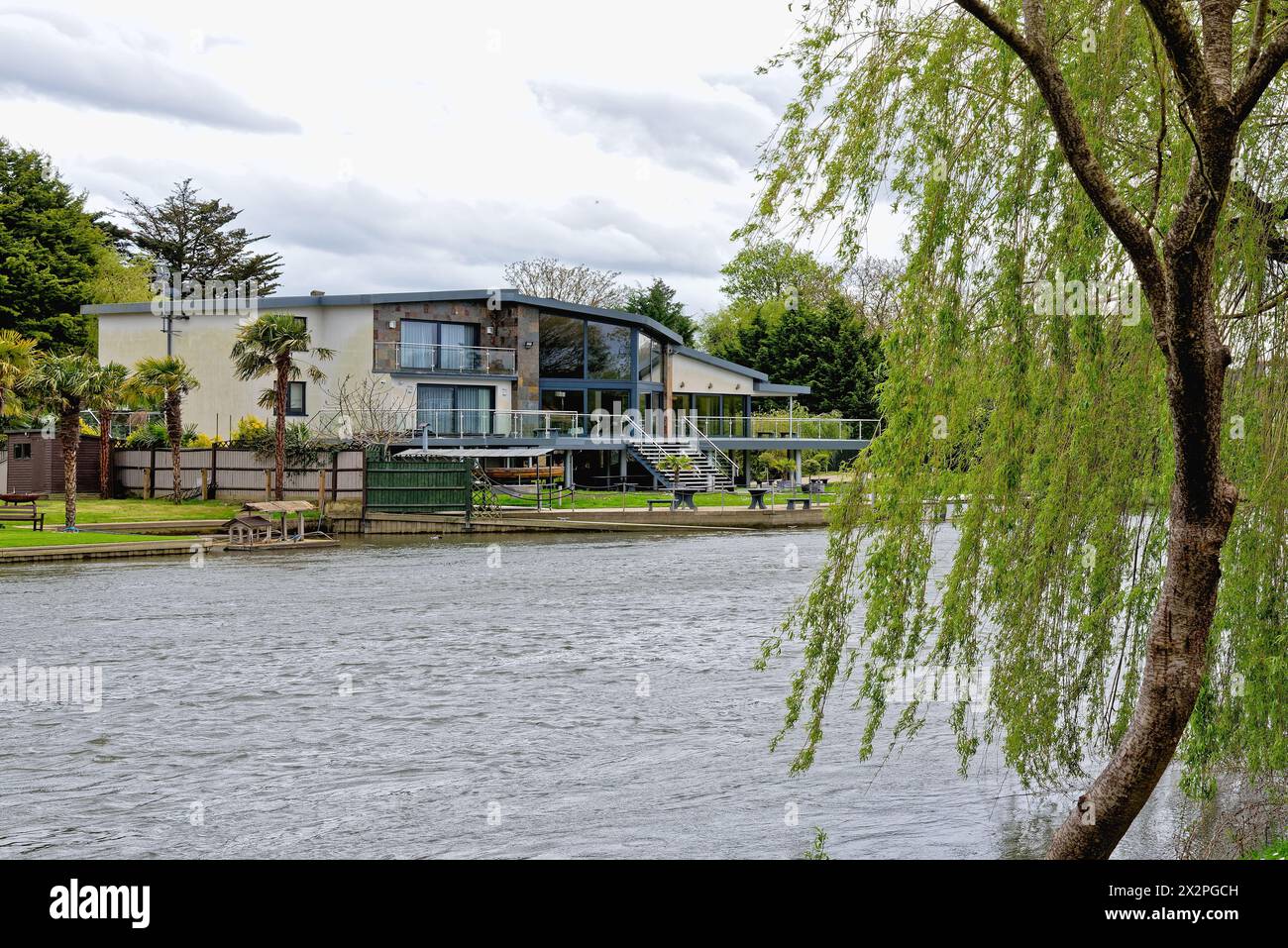 Riverside Houses à Wraysbury vues de l'autre côté de la Tamise à Old Windsor Berkshire Angleterre Royaume-Uni Banque D'Images