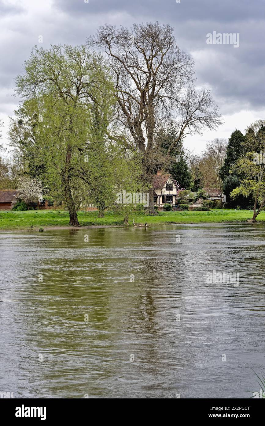 Riverside Houses à Wraysbury vues de l'autre côté de la Tamise à Old Windsor Berkshire Angleterre Royaume-Uni Banque D'Images