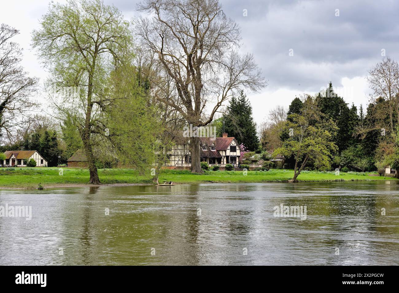 Riverside Houses à Wraysbury vues de l'autre côté de la Tamise à Old Windsor Berkshire Angleterre Royaume-Uni Banque D'Images