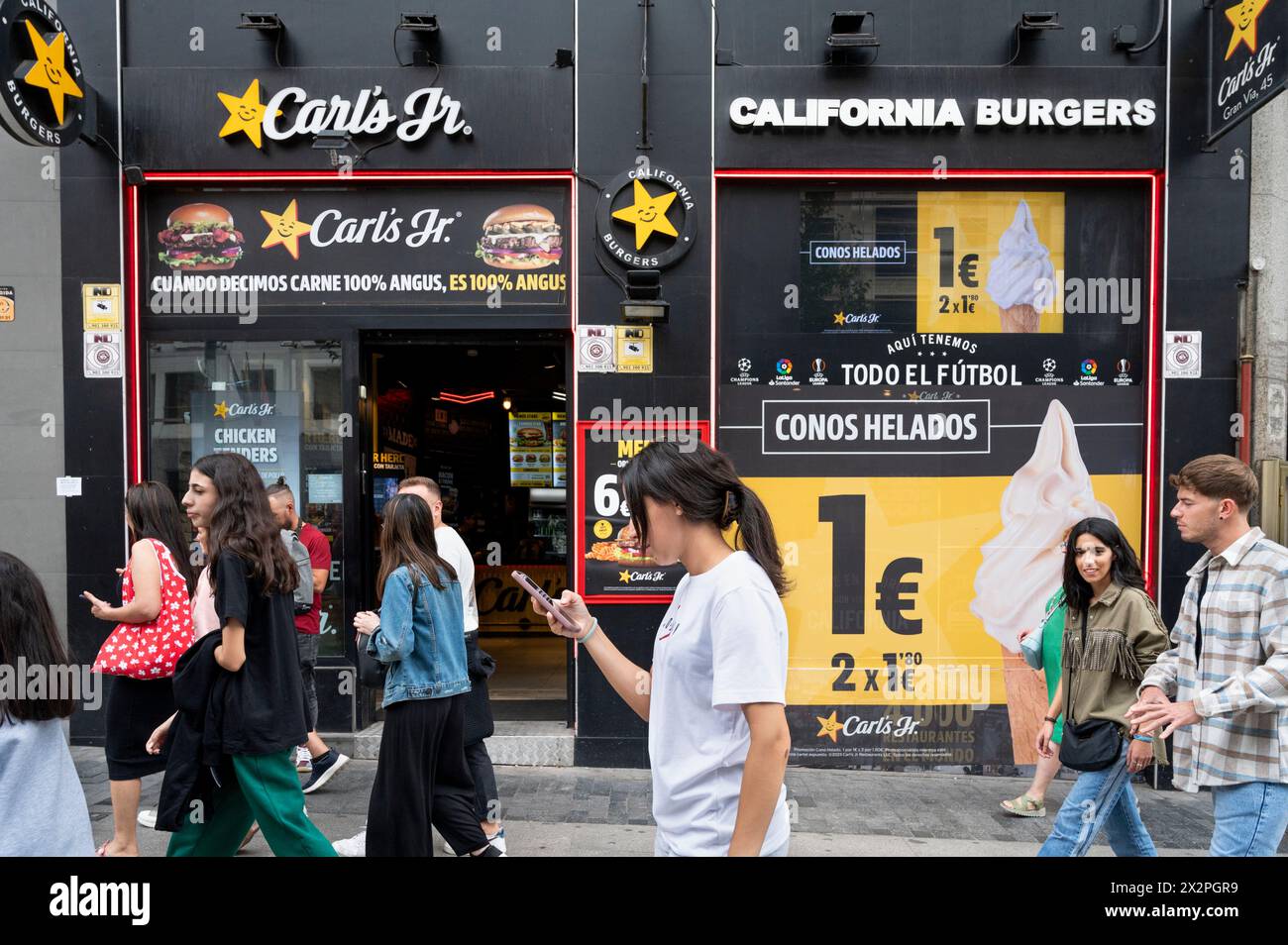 Madrid, Espagne. 22 avril 2024. Les piétons passent devant la chaîne de restauration rapide américaine Carl's Jr (Carls Jr) en Espagne. (Photo de Xavi Lopez/SOPA images/Sipa USA) crédit : Sipa USA/Alamy Live News Banque D'Images