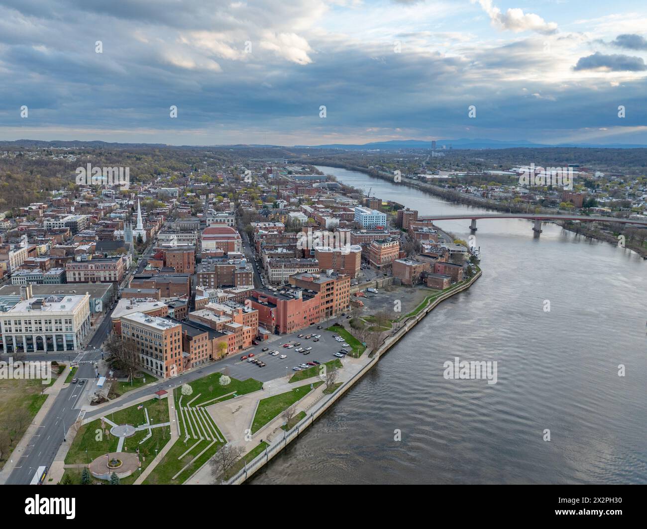 Vue aérienne printanière en fin d'après-midi du centre-ville de Troy, NY situé sur la rivière Hudson. Banque D'Images