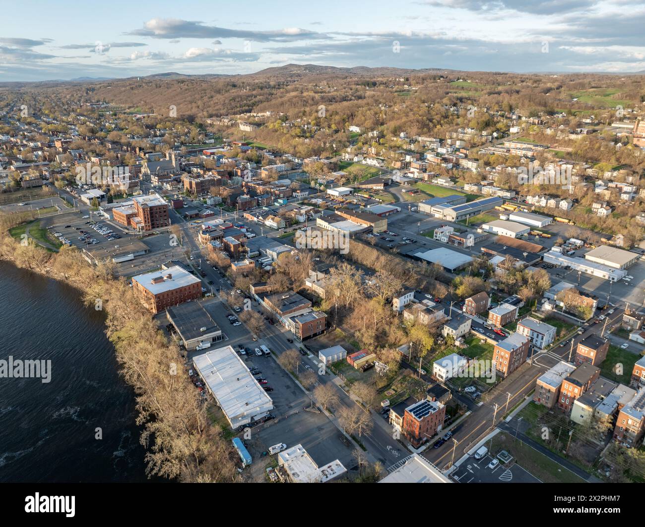 Vue aérienne printanière en fin d'après-midi du centre-ville de Troy, NY situé sur la rivière Hudson. Banque D'Images