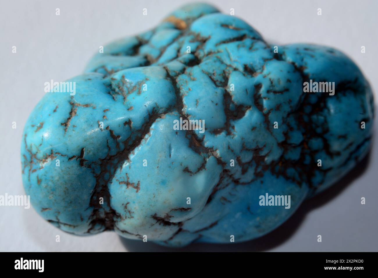 Une pierre précieuse minérale brute bleu turquoise captivante, avec une couleur vibrante et une texture unique, parfaite pour ajouter une élégance naturelle et une beauté saisissante Banque D'Images