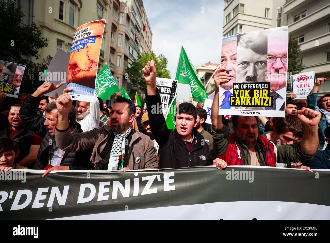 Istanbul, Turquie. 23 avril 2024. Les manifestants lèvent les poings et tiennent des drapeaux et une banderole alors qu'ils scandent "L'Allemagne, le tueur, quitte la Turquie" lors d'une manifestation devant l'ambassade d'Allemagne à Istanbul . Une manifestation est organisée devant l'ambassade d'Allemagne à Istanbul contre la visite du président allemand Frank-Walter Steinmeier dans la ville turque d'Istanbul en raison du soutien de Berlin à Israël dans son agression continue contre la bande de Gaza. Crédit : SOPA images Limited/Alamy Live News Banque D'Images