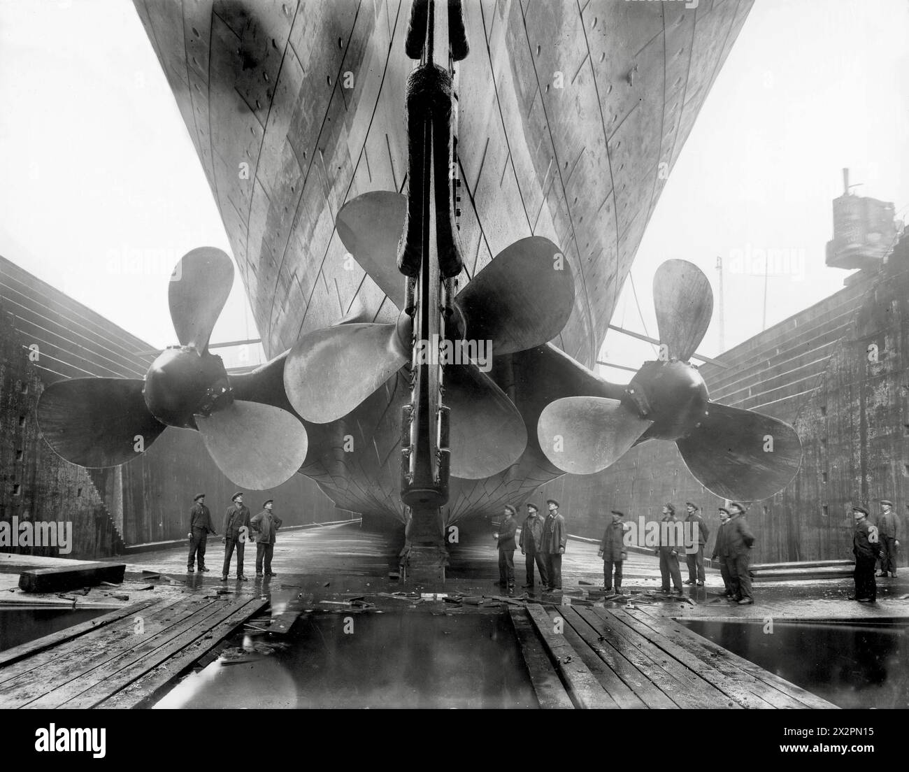 RMS Olympic, navire jumeau du Titanic, photographié à Thompson Dry Dock - Harland & Wolff Shipyard - 1924 Banque D'Images
