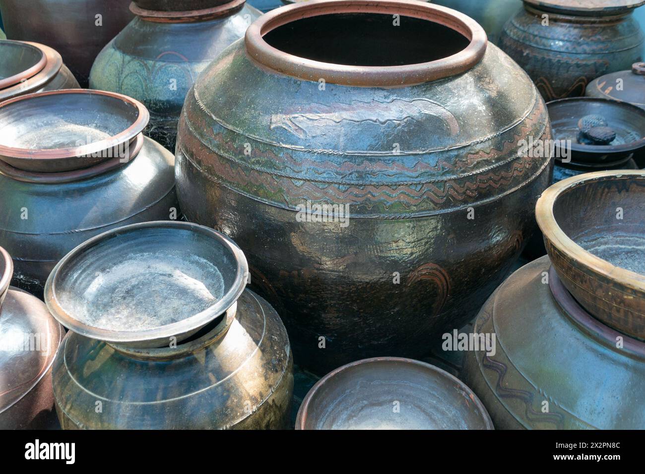 Grands vases à fleurs antiques. Arrière-plans et textures. Pots de fleurs. Jardinage. Banque D'Images