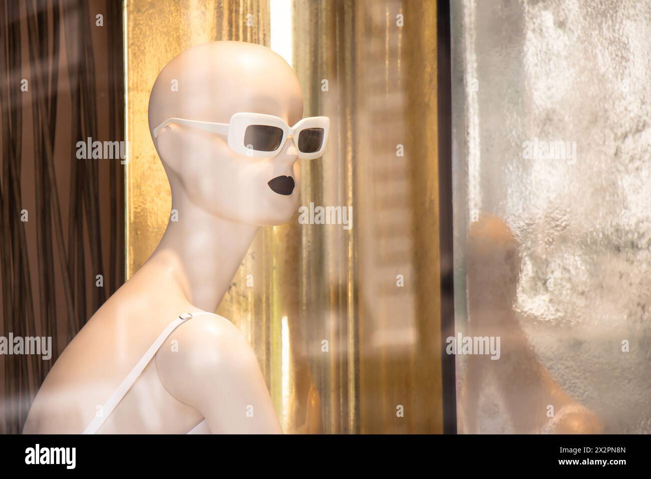 Belgrade, Serbie - 3 avril 2024 : poupées de mode mannequin floues en robe blanche avec des reflets dorés dans la vitrine du magasin Max Mara Banque D'Images