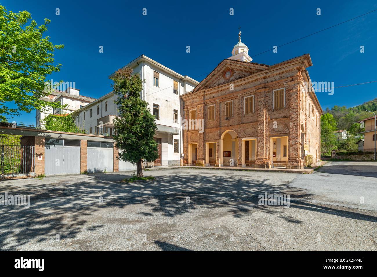 Peveragno, Cuneo, Italie - 19 avril 2024 : Sanctuaire de notre-Dame des bois ou du Borgato (13ème cent.) Près du bâtiment abandonné du C salésien Banque D'Images