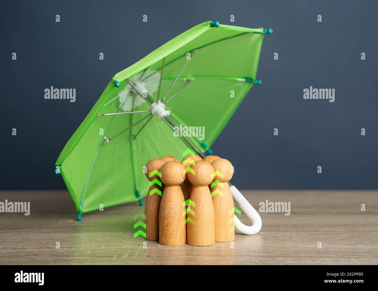 Patronage et mentorat. Amélioration et formation des travailleurs. Des gens sous un parapluie. Service clientèle. Ressources humaines. Protection du personnel et EM Banque D'Images