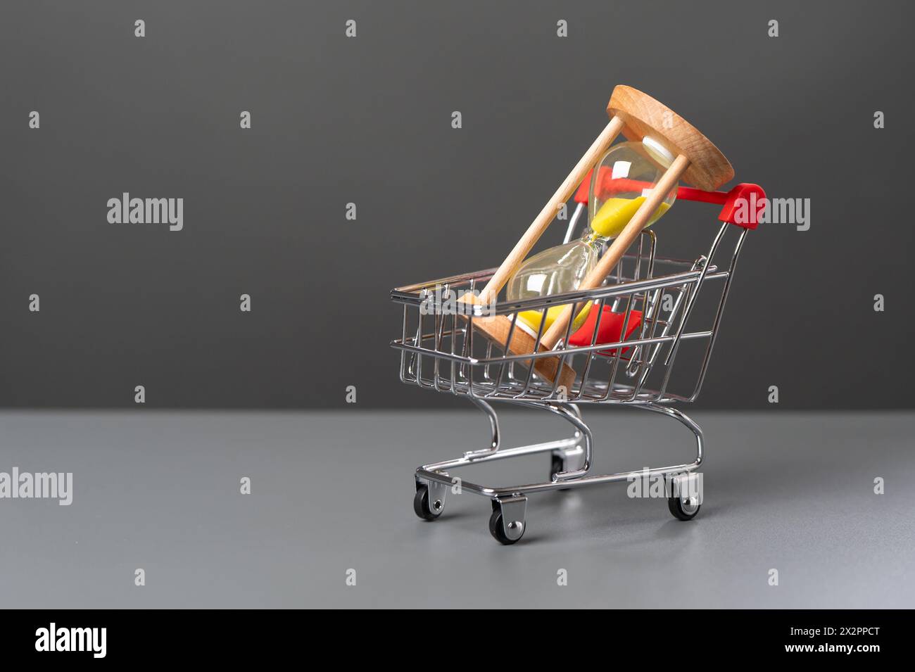 Sablier dans un panier. Trouvez l'équilibre pour tirer le meilleur parti de chacun. Investir de l'argent peut vous faire gagner du temps. Réaliser la vie et la sécurité financière. Hou Banque D'Images