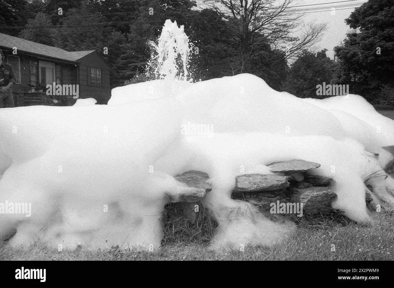 Connecticut, États-Unis, 1982. Une fontaine d'eau mousseuse dans une cour avant. Banque D'Images