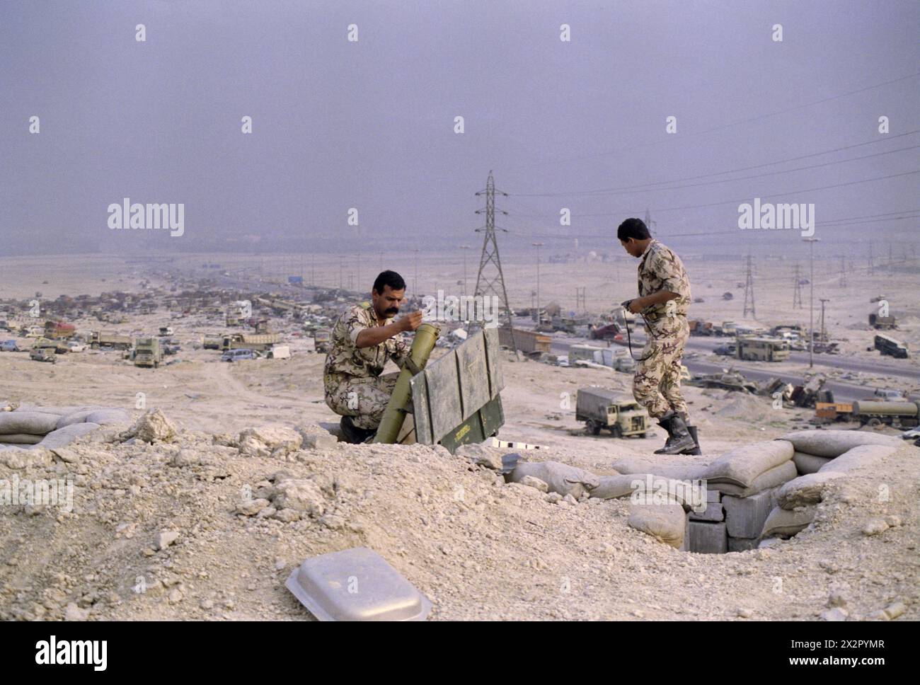 Première Guerre du Golfe : 1er avril 1991 des soldats saoudiens examinent des armes irakiennes abandonnées dans un bunker sur la crête de Mutla au-dessus de la 'route de la mort', au nord de Koweït City. Banque D'Images