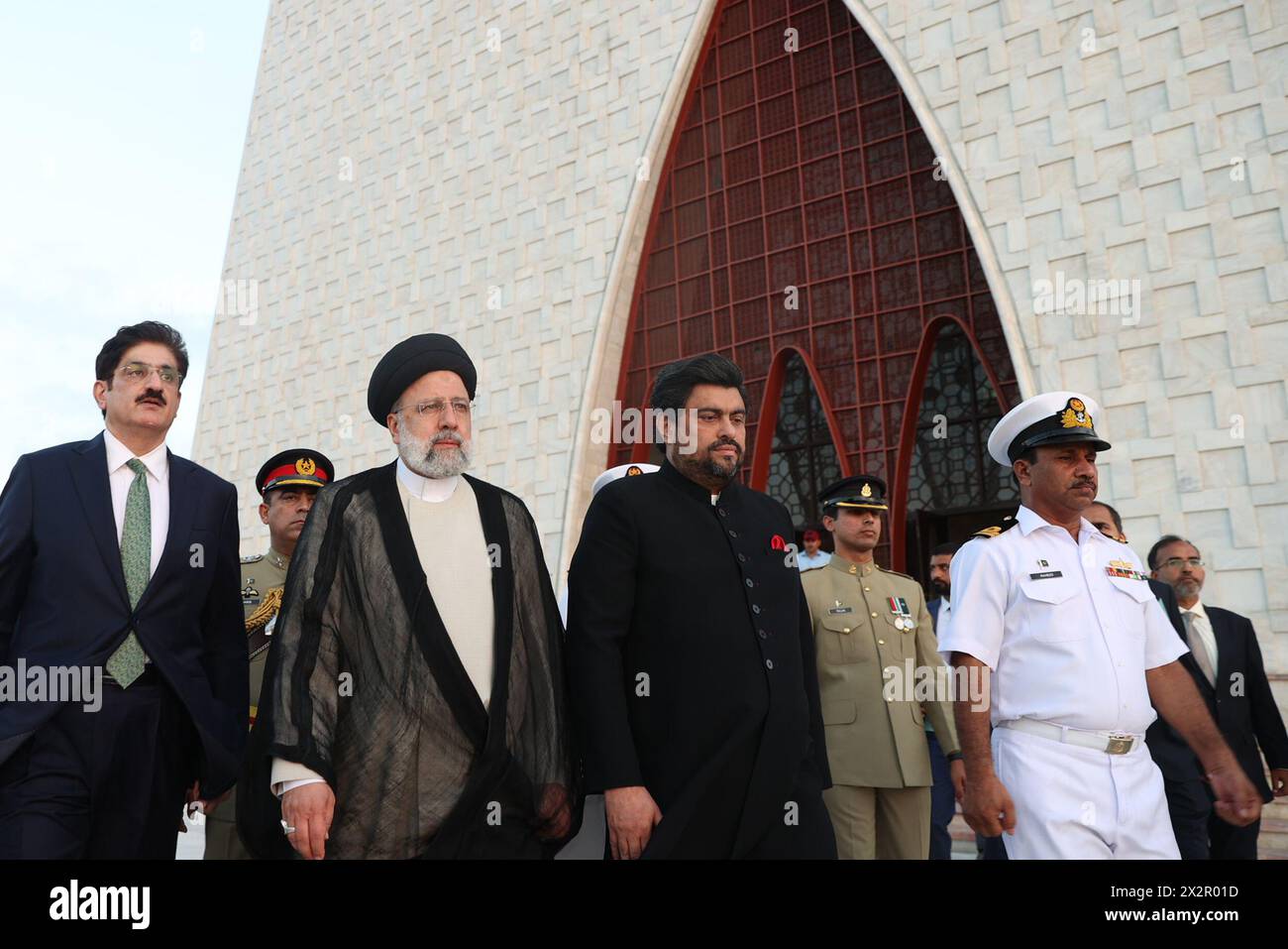 Karachi, Pakistan. 23 avril 2024. Le président iranien EBRAHIM RAISI (C-l) visite la tombe de Muhammad Ali Jinnah lors d'une visite à Karachi, au Pakistan. Poursuivant les plans du deuxième jour de sa visite au Pakistan, le Président s'est rendu à Karachi, la capitale de l'État du Sind. À son arrivée, il a visité le tombeau de Muhammad Ali Jinnah et a rendu hommage à la position de ''Quaid-e-Azam'' et au leader indépendantiste de ce pays. (Crédit image : © Présidence iranienne via ZUMA Press Wire) USAGE ÉDITORIAL SEULEMENT! Non destiné à UN USAGE commercial ! Banque D'Images