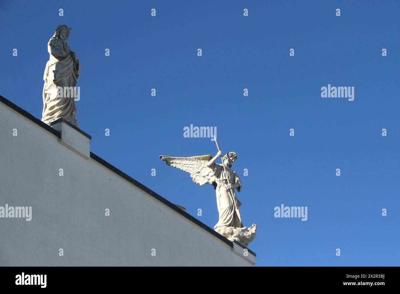 Mola di Bari, Italie. Statues de saints catholiques au sommet d'un bâtiment résidentiel. Banque D'Images
