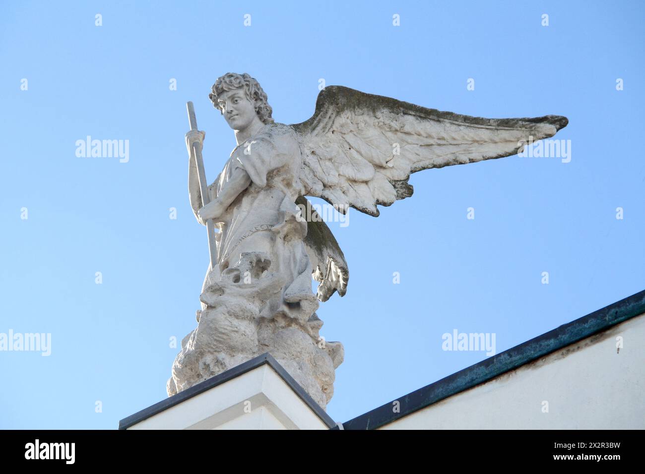Mola di Bari, Italie. Statue de l'archange Saint Michel combattant la bête avec une lance. Banque D'Images