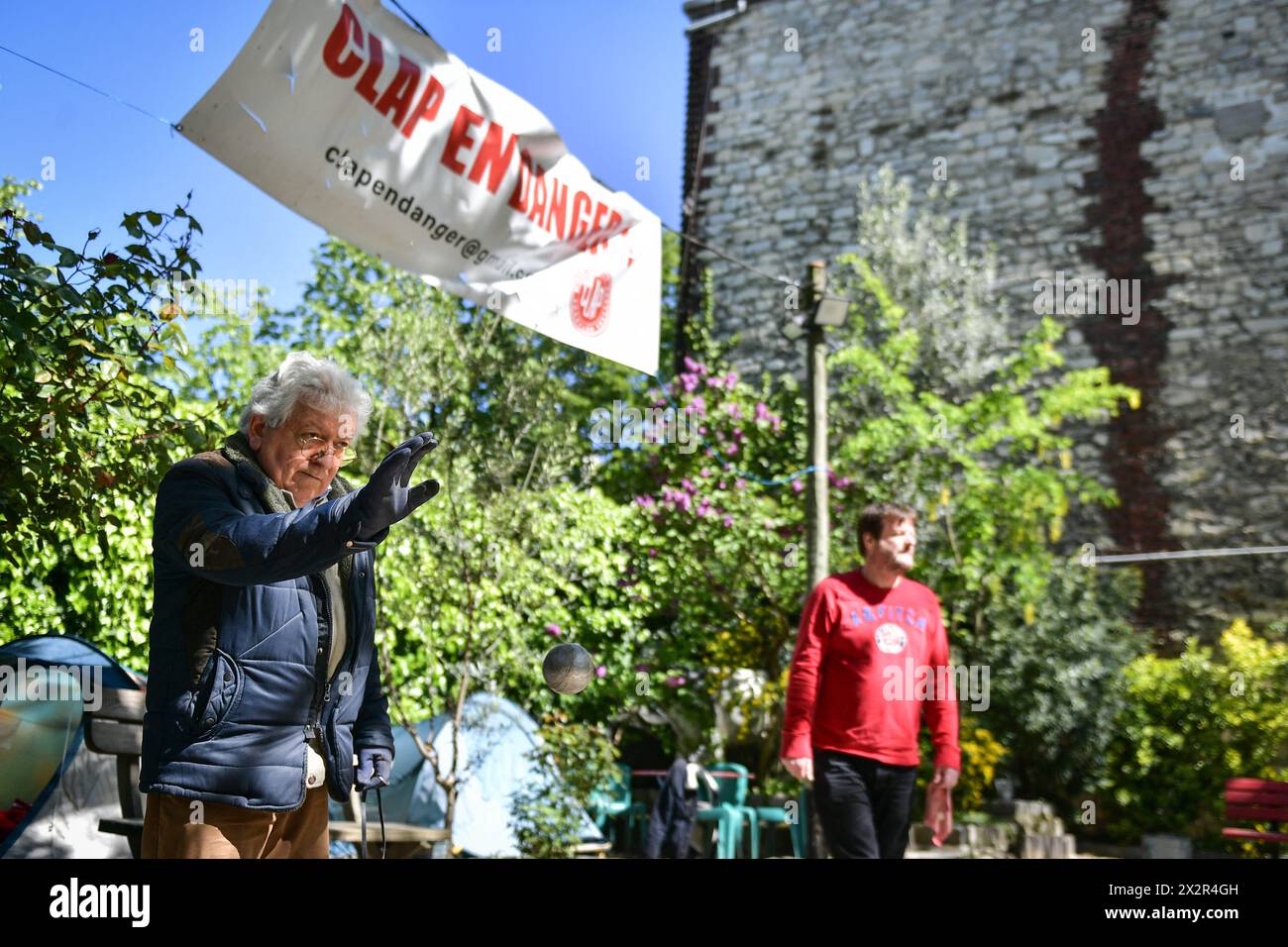 Paris le 23 avril 2024.les joueurs s’affrontent en pétanque (jeu de boules) sous une pancarte indiquant « le Clap est en danger » au Club de pétanque Lepic Abbesses (Clap) à Paris le 23 avril 2024. Photo de Firas Abdullah/ABACAPRESS.COM crédit : Abaca Press/Alamy Live News Banque D'Images