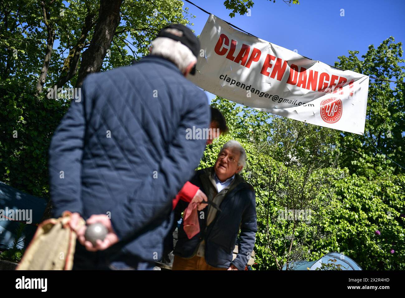 Paris le 23 avril 2024.les joueurs s’affrontent en pétanque (jeu de boules) sous une pancarte indiquant « le Clap est en danger » au Club de pétanque Lepic Abbesses (Clap) à Paris le 23 avril 2024. Photo de Firas Abdullah/ABACAPRESS.COM crédit : Abaca Press/Alamy Live News Banque D'Images