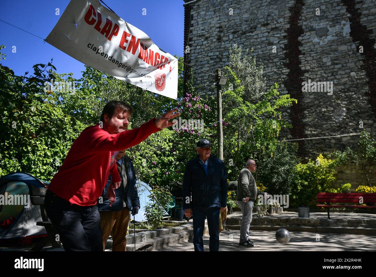 Paris le 23 avril 2024.les joueurs s’affrontent en pétanque (jeu de boules) sous une pancarte indiquant « le Clap est en danger » au Club de pétanque Lepic Abbesses (Clap) à Paris le 23 avril 2024. Photo de Firas Abdullah/ABACAPRESS.COM crédit : Abaca Press/Alamy Live News Banque D'Images