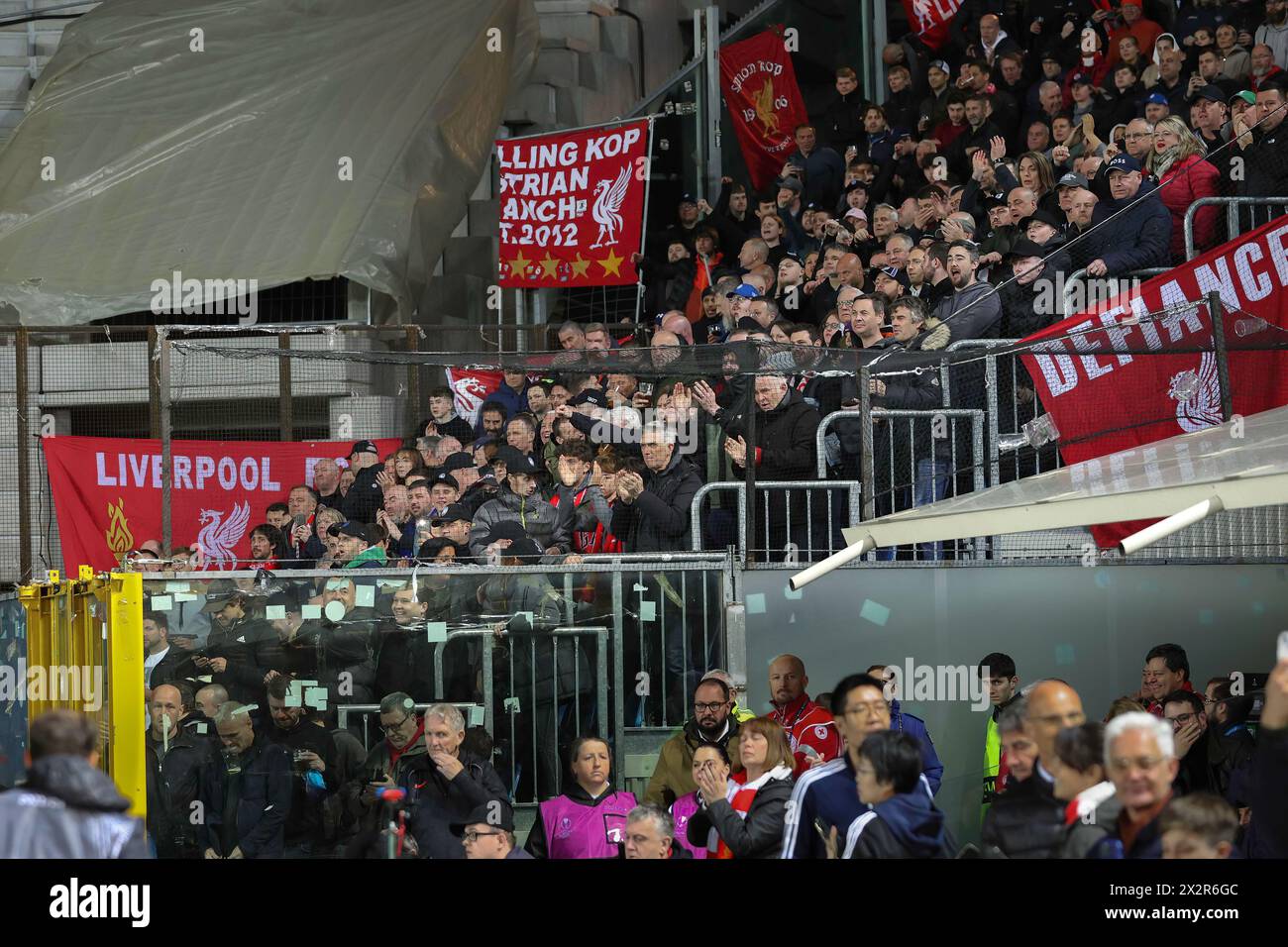 Bergame, Italie. 20 avril 2024. Italie, Bergame, 18 avril 2024 : les supporters de Liverpool brandissent les drapeaux et montrent des bannières dans les tribunes pendant le match de football Atalanta BC vs Liverpool, Europa League Quarter final 2nd Leg Gewiss StadiumItalie, Bergame, 2024 04 18: Atalanta BC vs Liverpool FC, Europa League 2023/2024 Quarter final 2nd Leg au Gewiss Stadium (photo de Fabrizio Andrea Bertani/Pacific Press/Sipa USA) crédit : Sipa US/Alamy Live News Banque D'Images