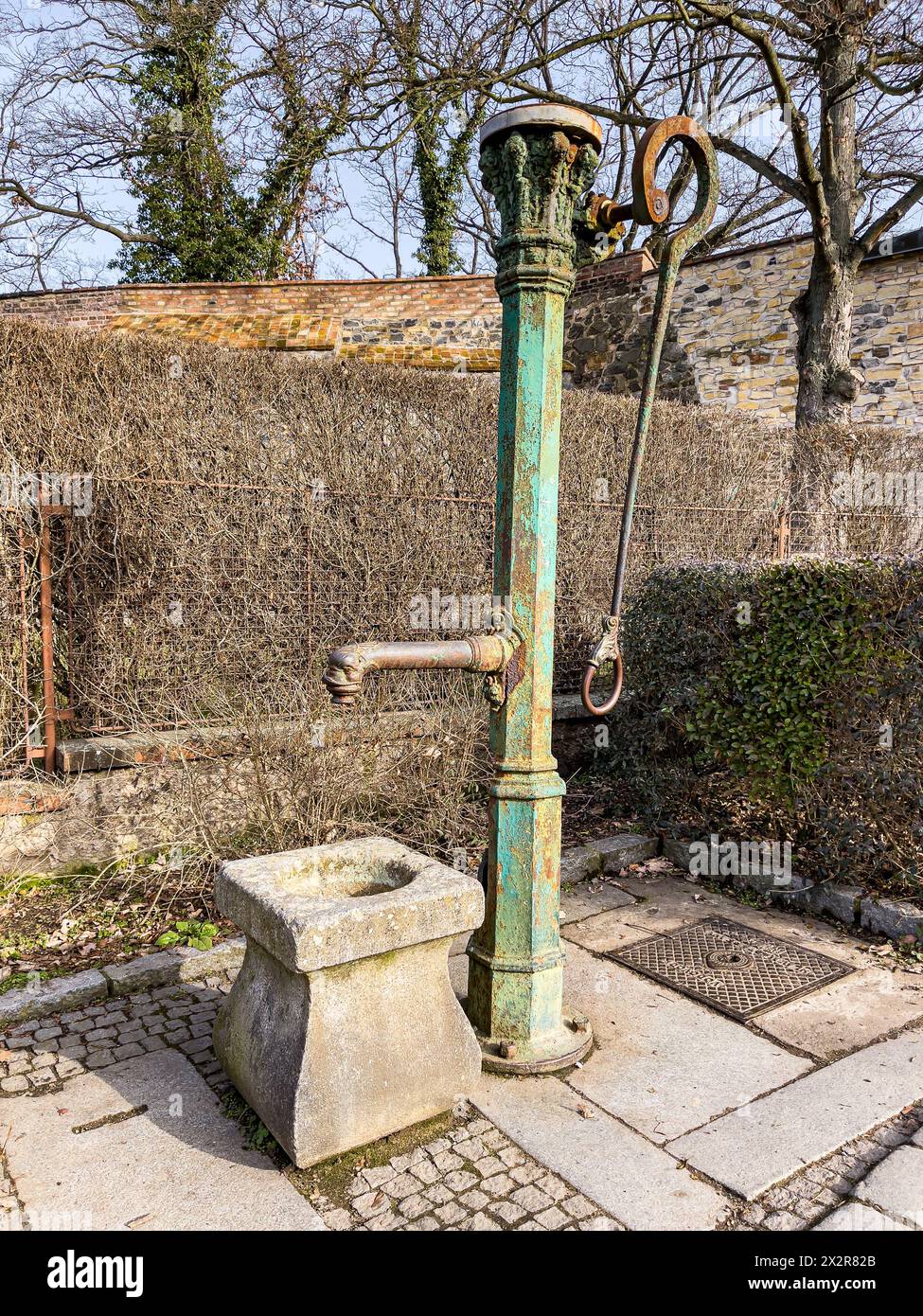 Pompe à eau manuelle historique dans la région de Vysehrad à Prague, république tchèque Banque D'Images