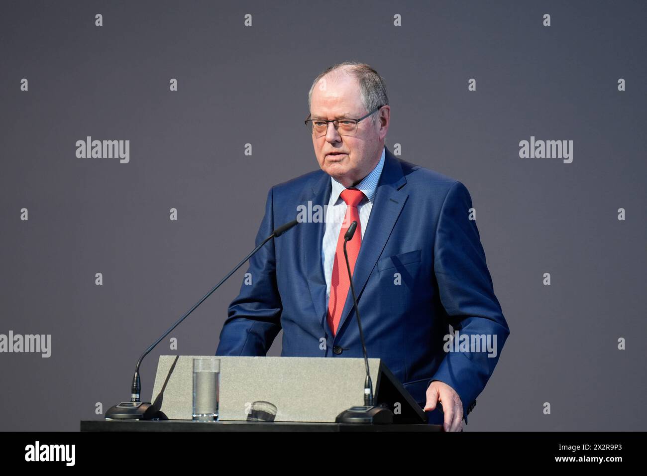 Redebeitrag von Peer Steinbrück zur Wanderausstellung Redebeitrag von Peer Steinbrück zur Wanderausstellung im Paul-Löbe-Haus des Deutschen Bundestag défiant la démocratie von Helmut Schmidt bis heute Berlin GER *** discours de Peer Steinbrück sur l'exposition itinérante discours de Peer Steinbrück sur l'exposition itinérante dans la maison Paul Löbe du Bundestag allemand défiant la démocratie - de Helmut Schmidt à aujourd'hui Berlin Berlin GER Banque D'Images