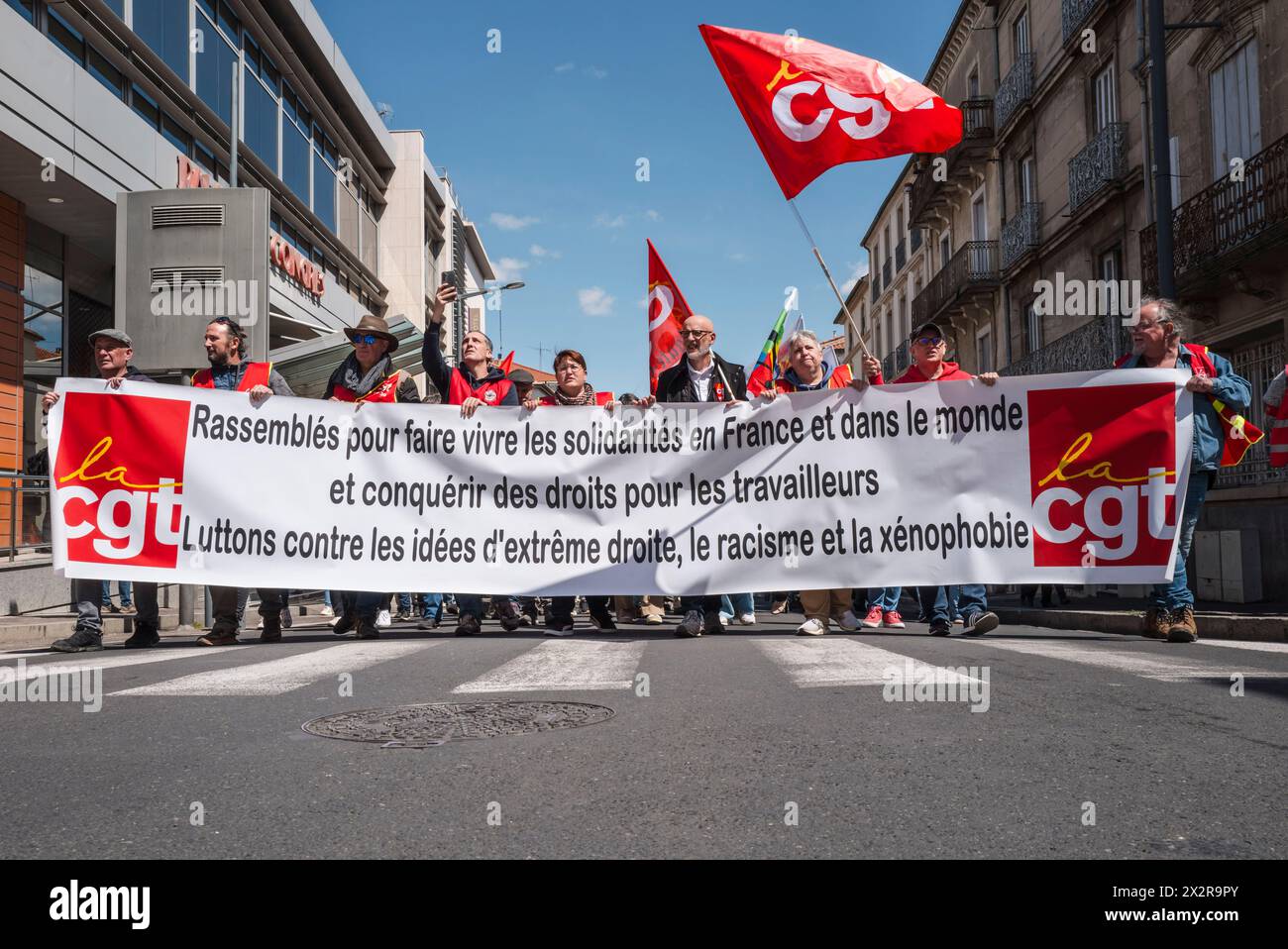 Procession derrière la bannière CG31, réunie pour donner vie à la solidarité en France et dans le monde et gagner des droits pour les travailleurs. Luttons contre les idées d'extrême droite, le racisme et la xénophobie. La CGT. marche de l’unité pour nos libertés et contre les idées d’extrême droite, en présence de Sophie Binet, organisée à Béziers par des syndicats et des associations. France, Béziers 23 avril 2024. Photographie de Patricia Huchot-Boissier / collectif DyF. Banque D'Images