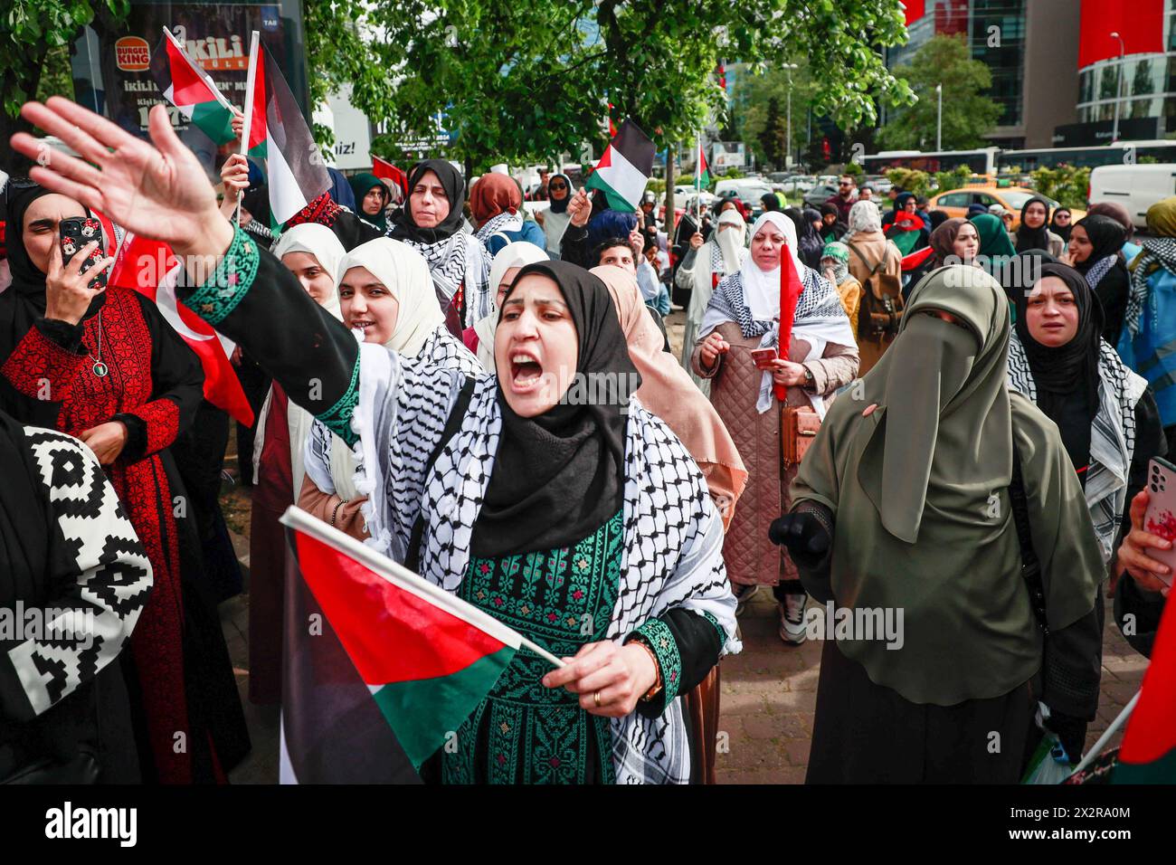 Istanbul, Turquie. 23 avril 2024. Une palestinienne chante des slogans devant l'ambassade d'Israël à Istanbul pour exiger la fin de la guerre et le meurtre des enfants de Gaza à l'occasion de la Journée de l'enfance en Turquie. Le 23 avril est célébré comme la Journée de la souveraineté nationale et de l'enfance en Turquie, soulignant l'importance des enfants et de leurs droits dans le pays. Crédit : SOPA images Limited/Alamy Live News Banque D'Images