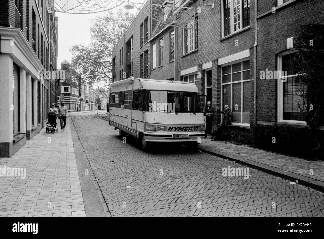 Montrant hors d'occasion MPV Tilburg, pays-Bas. Guy montrant son véhicule récréatif d'occasion / camping-car de camping-car nouvellement acheté à des amis. Tilburg Noordstraat Noord-Brabant Nederland Copyright : xGuidoxKoppesxPhotox Banque D'Images