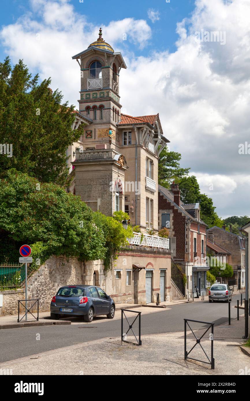 Pierrefonds, France - mai 25 2020 : la Villa la Colombine est une maison de style florentin située rue du Beaudon dans le centre-ville. Banque D'Images