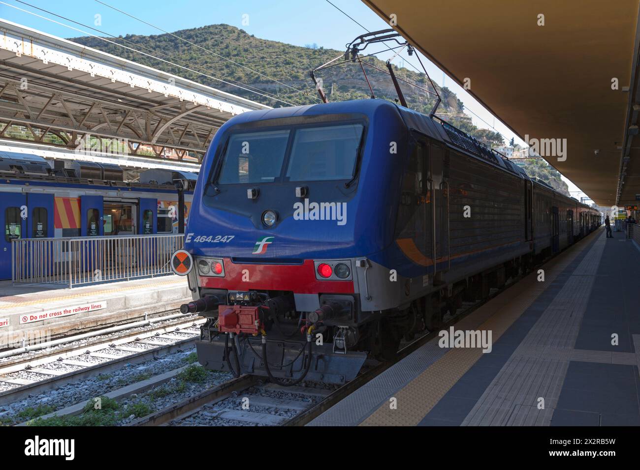 Vintimille, Italie - mars 29 2019 : le E.464 de l'Intercity exploité par Trenitalia. Banque D'Images