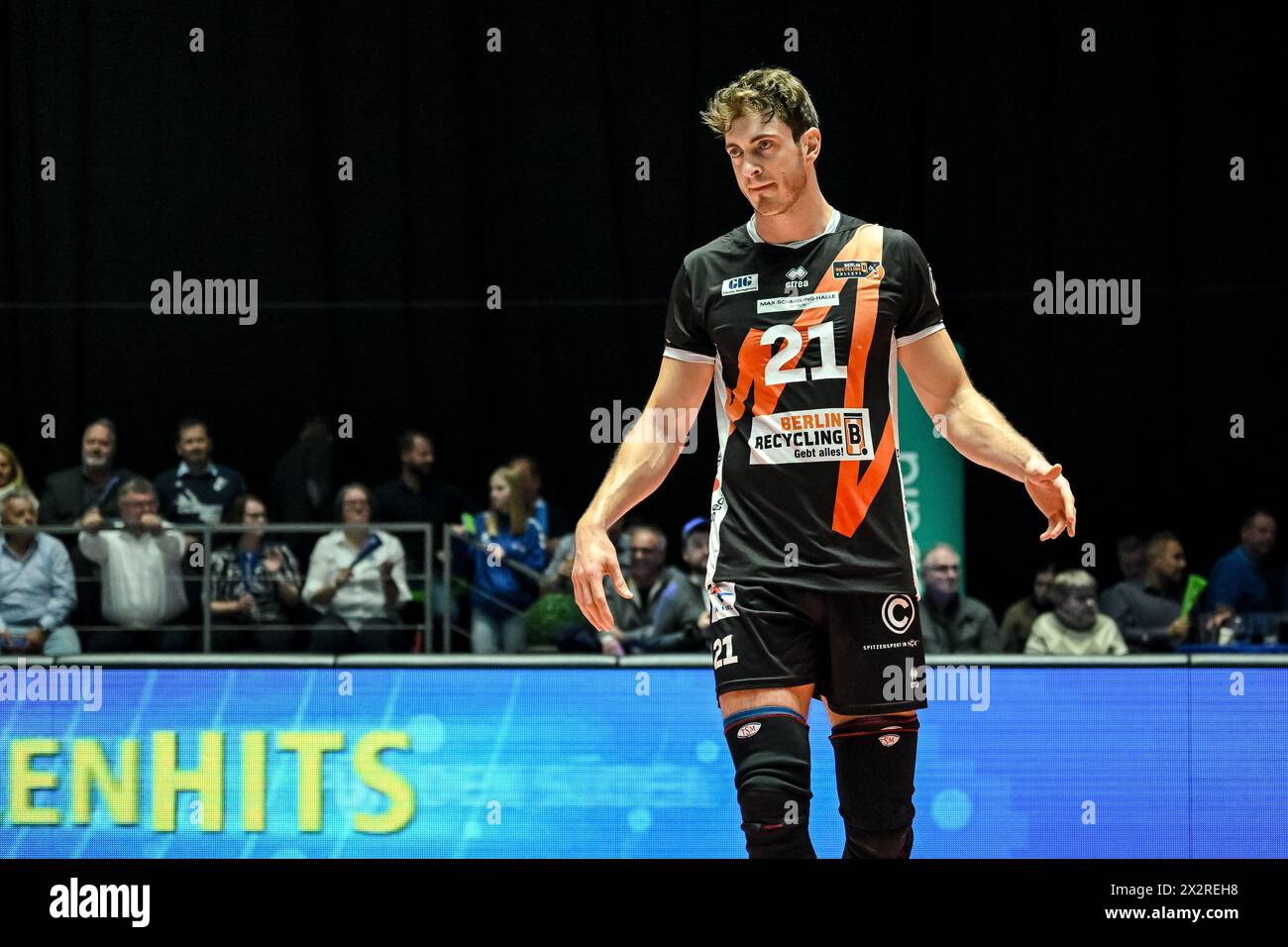 Friedrichshafen, Allemagne. 23 avril 2024. Volley-ball, hommes : Bundesliga, VfB Friedrichshafen - Berlin Volleys, Championnat Round, finale, Journée 4, SPACETECH Arena. Tobias Krick de Berlin réagit pendant le match. Crédit : Harry Langer/dpa/Alamy Live News Banque D'Images