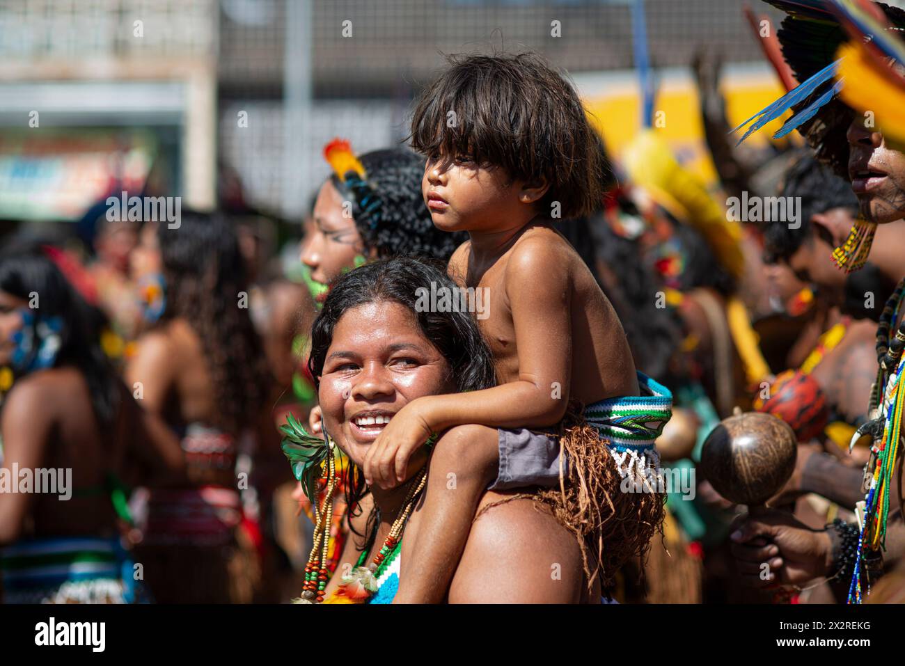 23 avril 2024, Brésil, Brasília : une femme indigène porte un enfant sur ses épaules lors d'une mobilisation des peuples indigènes sous le slogan "nos droits ne sont pas négociables". Des peuples de toutes les régions du pays ont défilé jusqu'au congrès dans le cadre du camp 'Terra Livre' (Free Land). Photo : Matheus Alves/dpa Banque D'Images